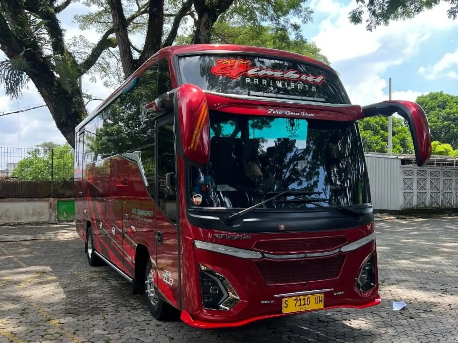 sewa bus medium murah