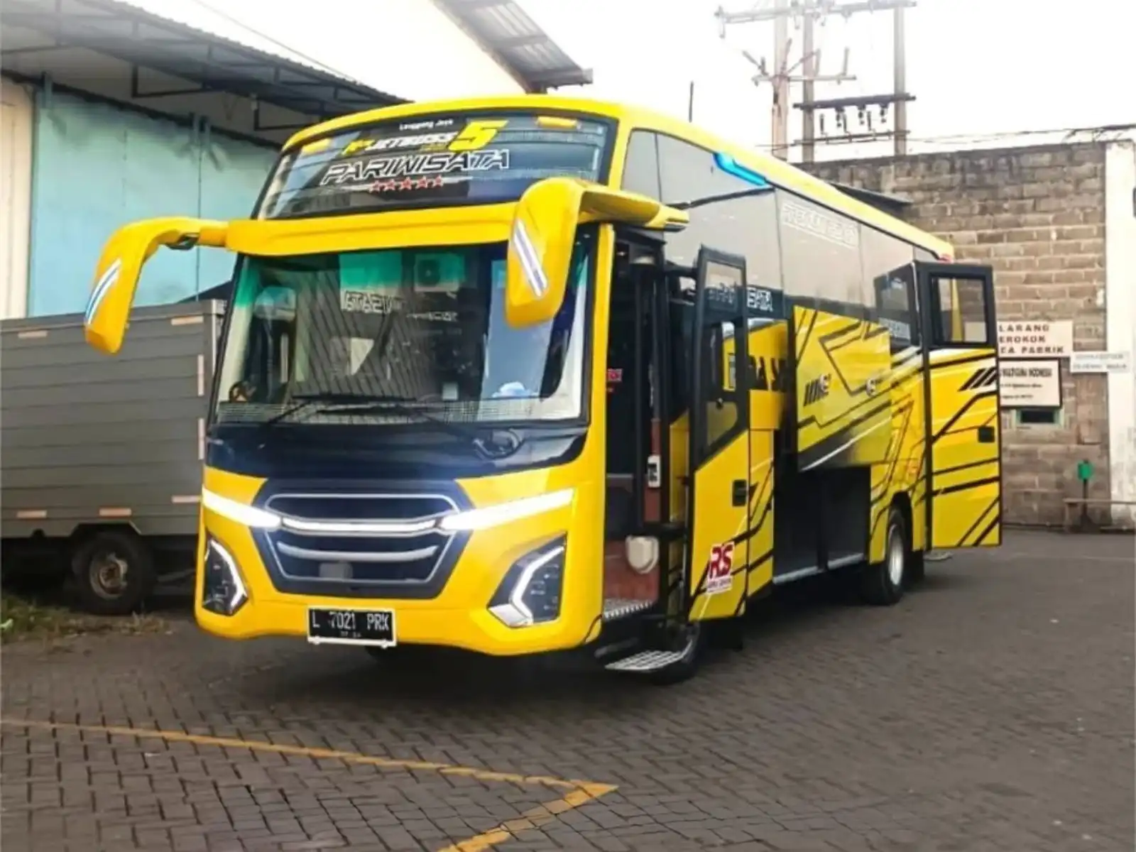 sewa bus medium surabaya