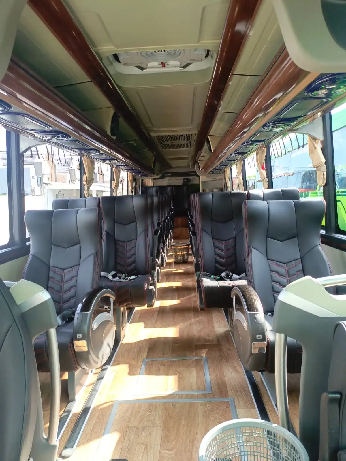 sewa bus medium surabaya