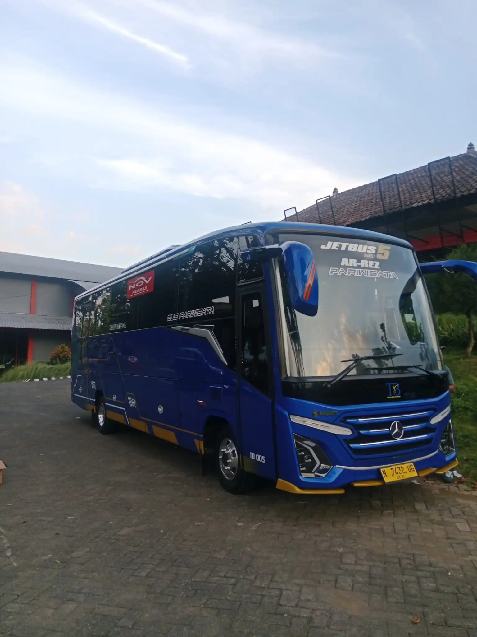 sewa bus medium surabaya