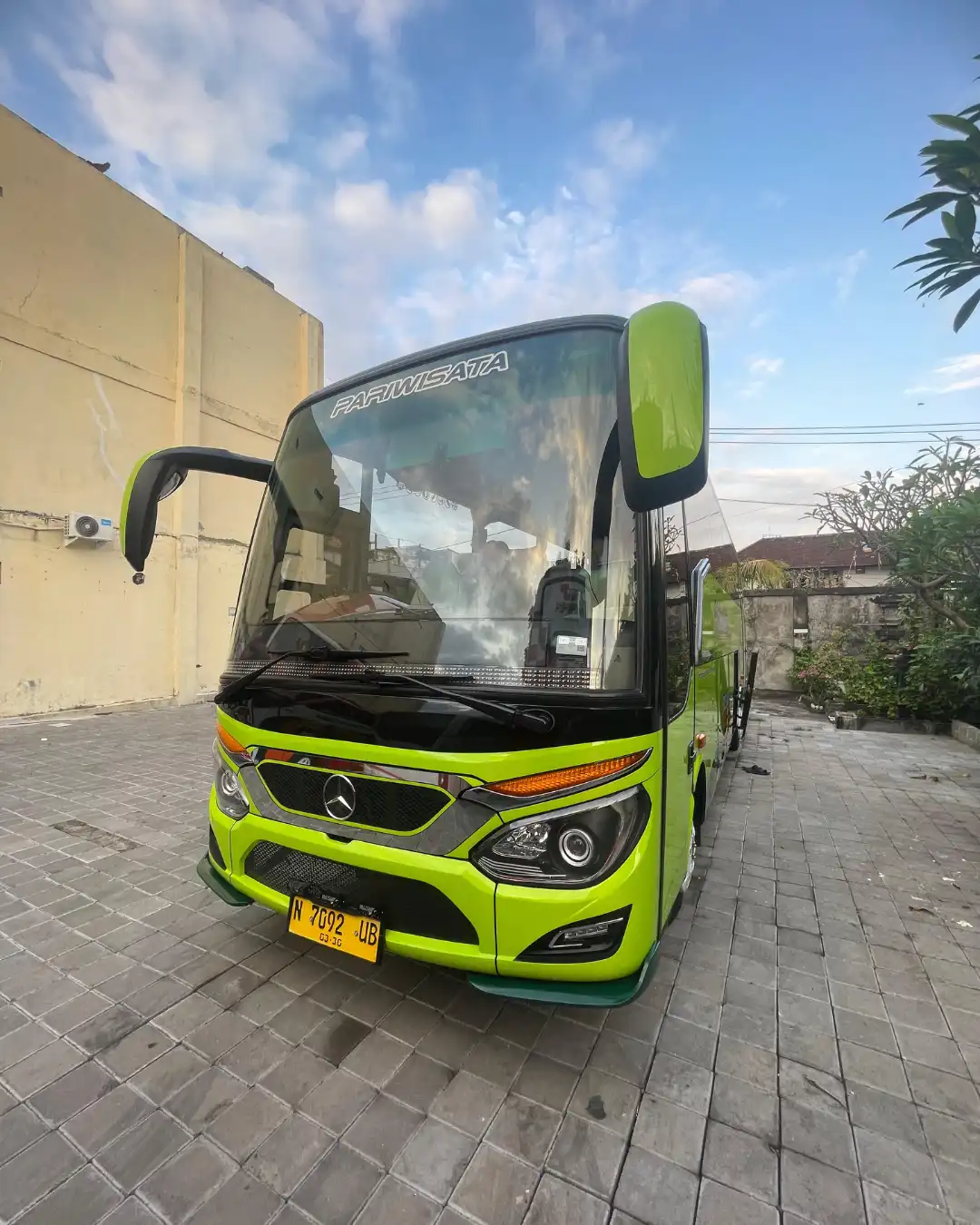 sewa bus medium surabaya